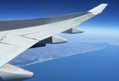 Fliegen mit Baby - Flügelbild in den Wolken