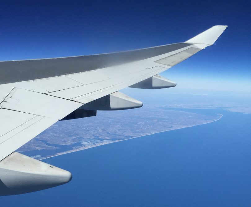 Fliegen mit Baby - Flügelbild in den Wolken